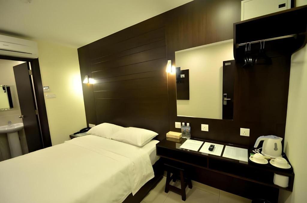 Cathay Hotel Кота-Кинабалу Экстерьер фото